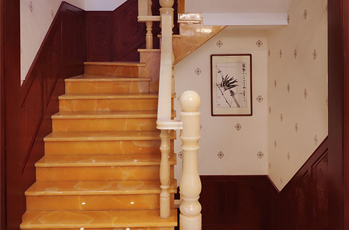 陕州中式别墅室内汉白玉石楼梯的定制安装装饰效果